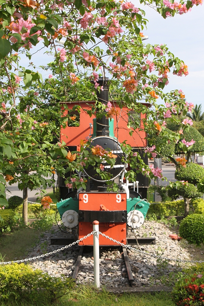 SNL 9, aufgestellt auf der Zufahrtstrasse zum Bf. Chumphon am 18.Mai 2013. 

