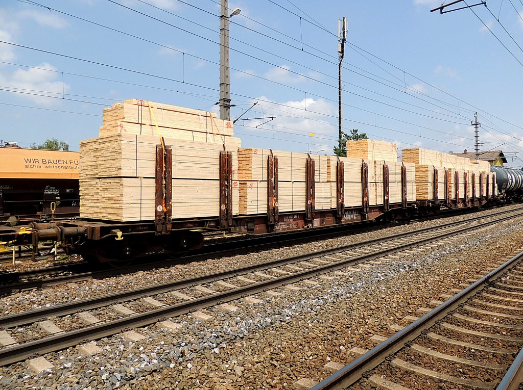 Snps (31804723484-0) sowie ein weiterer baugleicher Wagen sind  mit Brettschnittholz beladen, und durchfahren den Bahnhof Marchtrenk Richtung Deutschland; 120704