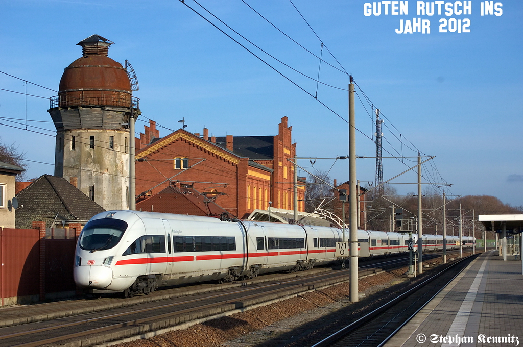 So das 411er-Dotra ist mein letztes Bild fr 2011. Vorne die 411 558-0  Falkenberg/Elster  als ICE 1548 von Berlin Ostbahnhof nach Kln/Bonn Flughafen und dann die 411 504-4  Erfurt  als ICE 1538 von Berlin Ostbahnhof nach Kln Hbf in Rathenow. 31.12.2011

Guten rutsch ins Jahr 2012!