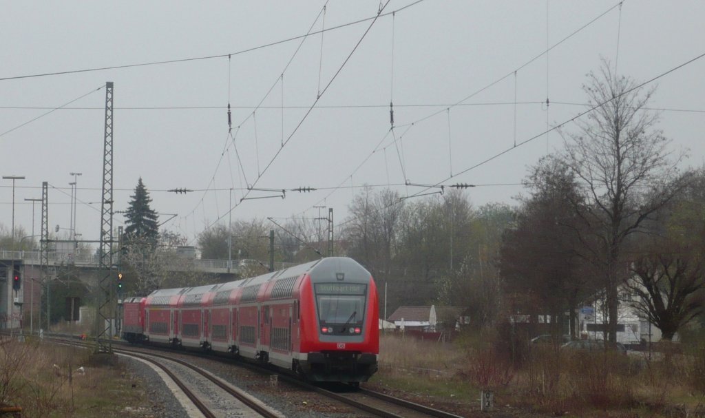So eben erfolgte die Ausfahrt der 143 315 mit RE 22034 (T�bingen - Stuttgart). Reutlingen Hbf, den 9.04.10.