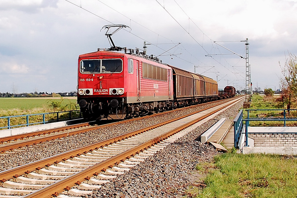 So ebend hat die 155 150-6 im �bergabebahnhof Nievenheim diesen G�terzug abgeholt und f�hrt nun mit m�ssiger Geschwindigkeit einer S11 Garnitur hinterher.....Allerheiligen den 20.4.2012
