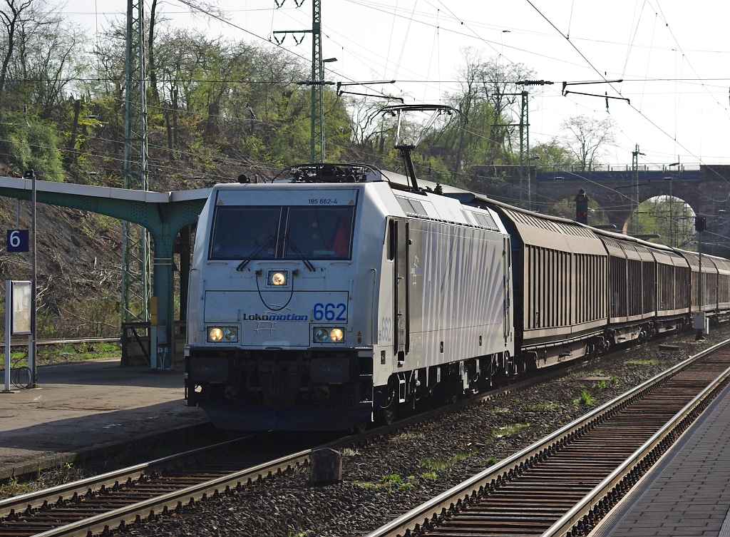 So ein seltener Gast in Eichenberg und dann aus dem Gegenlicht. Da muss man irgendwie das beste aus der Situation machen...185 662-4 war am 10.04.2011 mit H-Wagen Zug in Richtung Norden unterwegs.