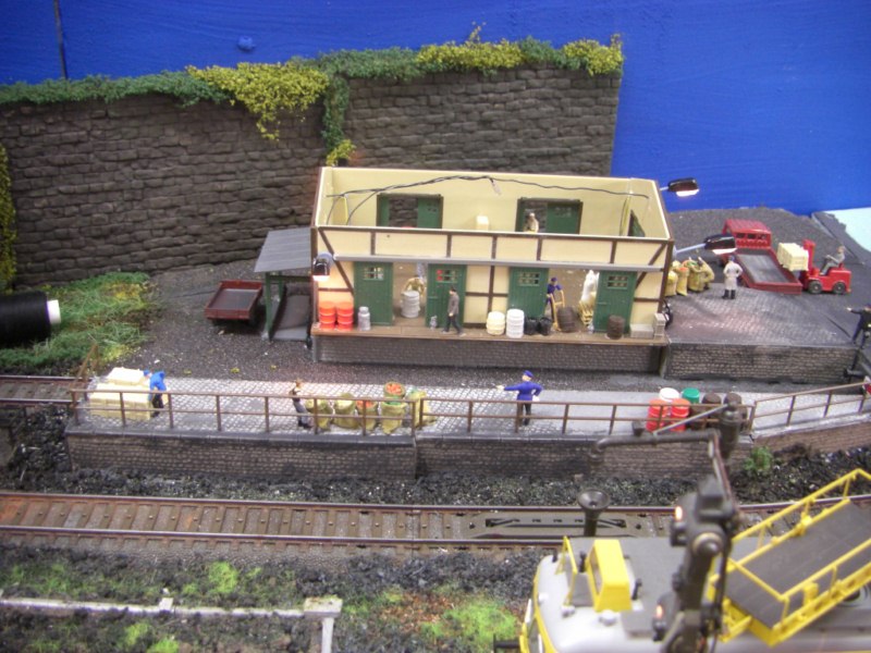 So die ersten Preiserlein wurden eingestellt, sowie Ladegut bereitgestellt