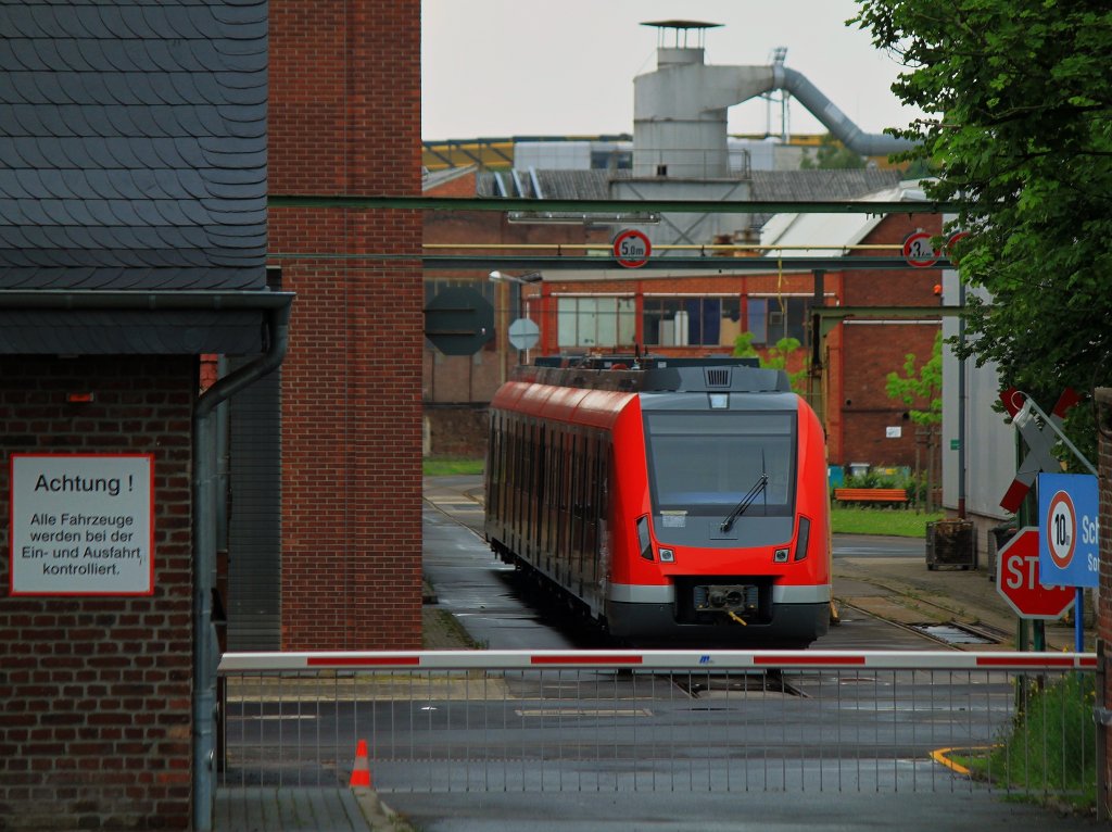 So etwas kann man in Aachen von der Jlicherstrasse aus beobachten. Ein neuer 430er Triebzug (noch ohne Nr.) steht auf dem Werksgelnde von Bombardier (ehemals Talbot) hinter der Schranke vom Werkstor.