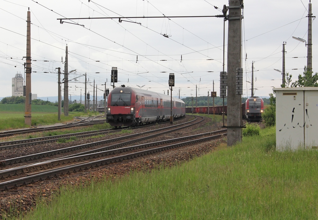 So geht's, Railjet berholt Railjet. 1116 206 schiebt ihren Railjet in Richtung Wien, whrend 1216 229 mit einem Gterzug warten muss. Aufgenommen am 17.05.2013 in Gramatneusiedl.