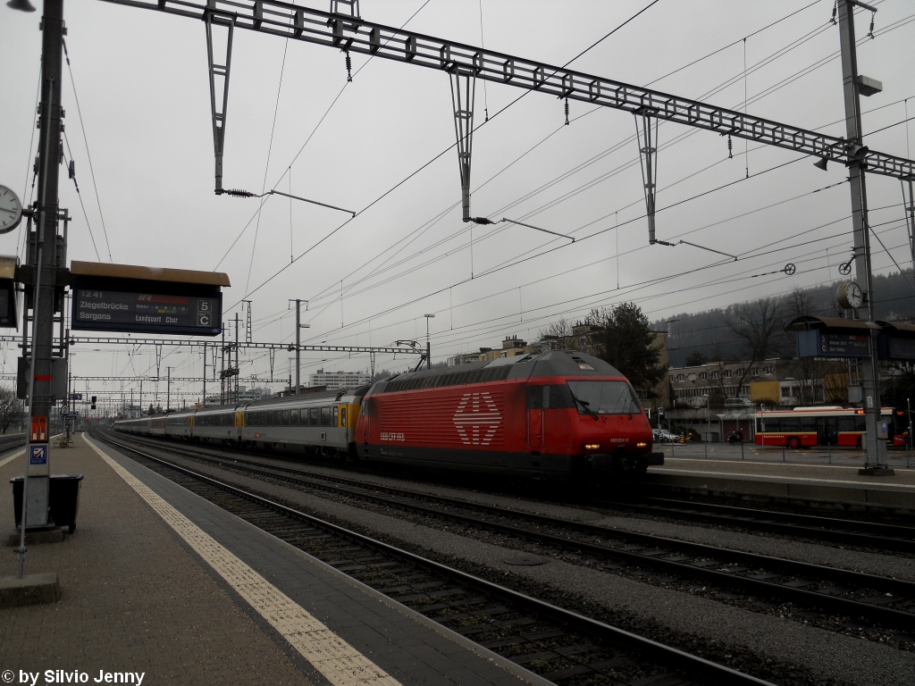 So grau wie das Wetter am 11.1.11 in Pffikon SZ war, so grau waren alle 3 Apm (ex. CIS mit SBB-Logo) des EC6 gezogen von der Re 460 054-0 ''Dreilndereck''.