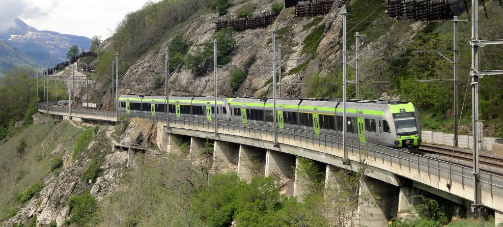 So grn-grau die Landschaft, so grn-grau der Zug: Doppelter Ltschberger RABe 535 am 04.05.13 am Ltschberg.