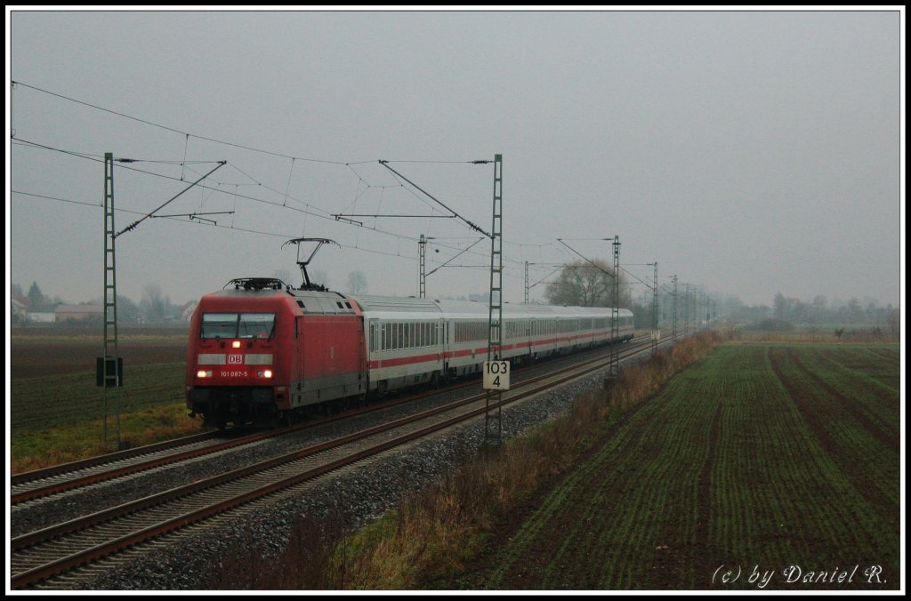So heute einmal ein paar Mistwetterbilder von mir. 08:21 101 087 mit IC 2024 von Passau Hbf nach Hamburg am ev. Feiertag 17.11.10 in Aukofen, n�he Regensburg. 