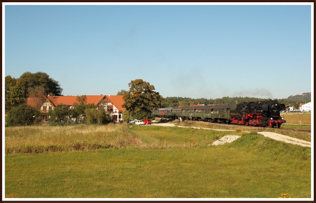 So heute sollens von mir mal wieder ein paar Dampflokbilder sein. Am 10.10.10 war in Neumarkt die 52 8195 der Frnksichen Museums Eisenbahn unterwegs. Sie kam zuerst von Frth fuhr dann 3 Pendelfahrten zwischen Neumarkt und Sengenthal ber das Betriebsgleis der Firma Max Bgl und fuhr dann wieder zurck. Freundliche Gre in diesem Sinna auch an die getoffenen Fotografen und ganz speziell an Kay =). 