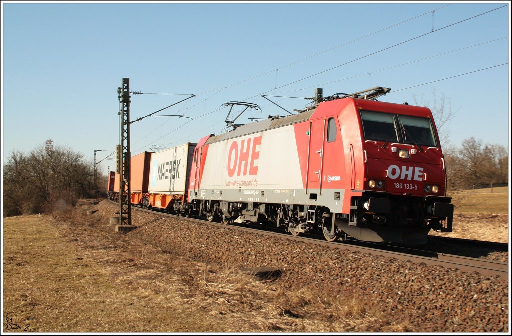 So jetz gibts nochmal Gterverkehr. Zu sehen die  von anderen Fotografen angekndigte OHE-Leistung mit 185 133 -5 mit einem Containerzug nach Regensburg Ost. (07.03.2011, Plling)