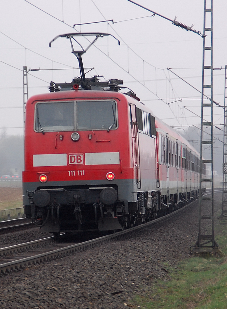 So und jetzt ist da der  Schieber , bittesch�n die 111 111-1 am Ende des RE8 Zwischentakters, 17.M�rz2011