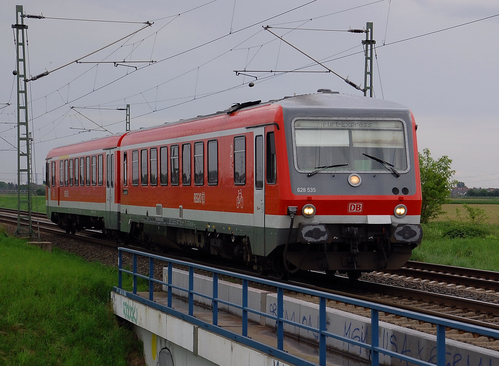 So jetzt ein Bild vom FlirtExpress 628 535 an der K33 Brcke bei Allerheiligen...am 10.5.2012