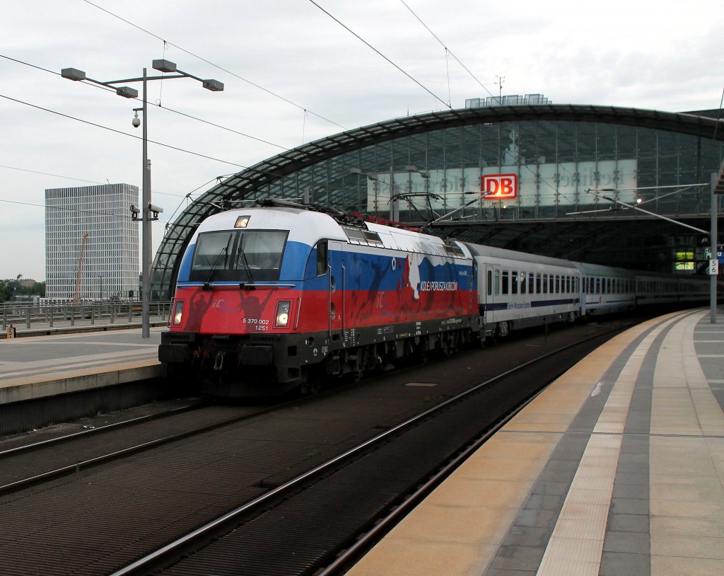 So jetzt habe ich auch einen EM-Husaren! Die 5 370 002 mit dem EC 42 in Berlin Hbf am 29.06.2012.