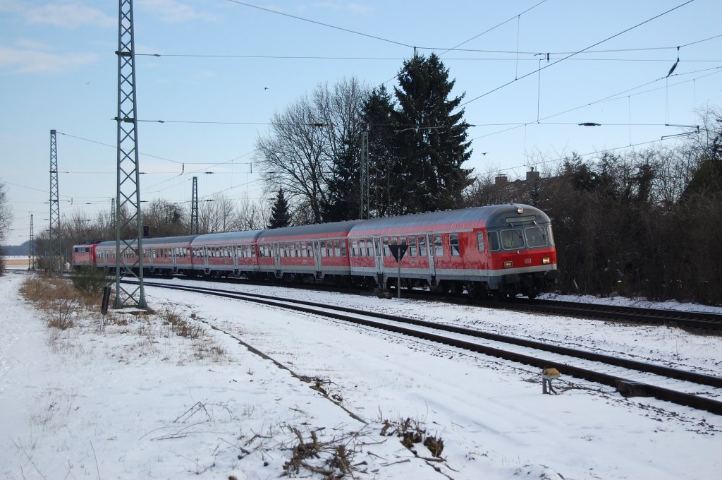 So jetzt mal ein echt schiefes Bild von der RE 13 ;-D, die legt sich bei der Einfahrt in den Bahnhof Boisheim ganz sch�n in die Kurve. 16.02.2010 