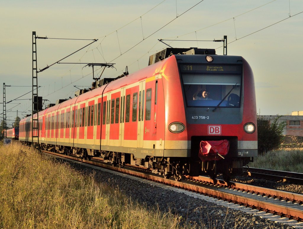 So jetzt sende ich auch mal einen lieben Gru� an den Tf dieser S11, der mit dem 423 758-2 nach Bergisch Gladbach unterwegs war und am Donnerstagsp�tnachmittags mir so freundlich noch in die Kamera l�chelte.18.10.2012