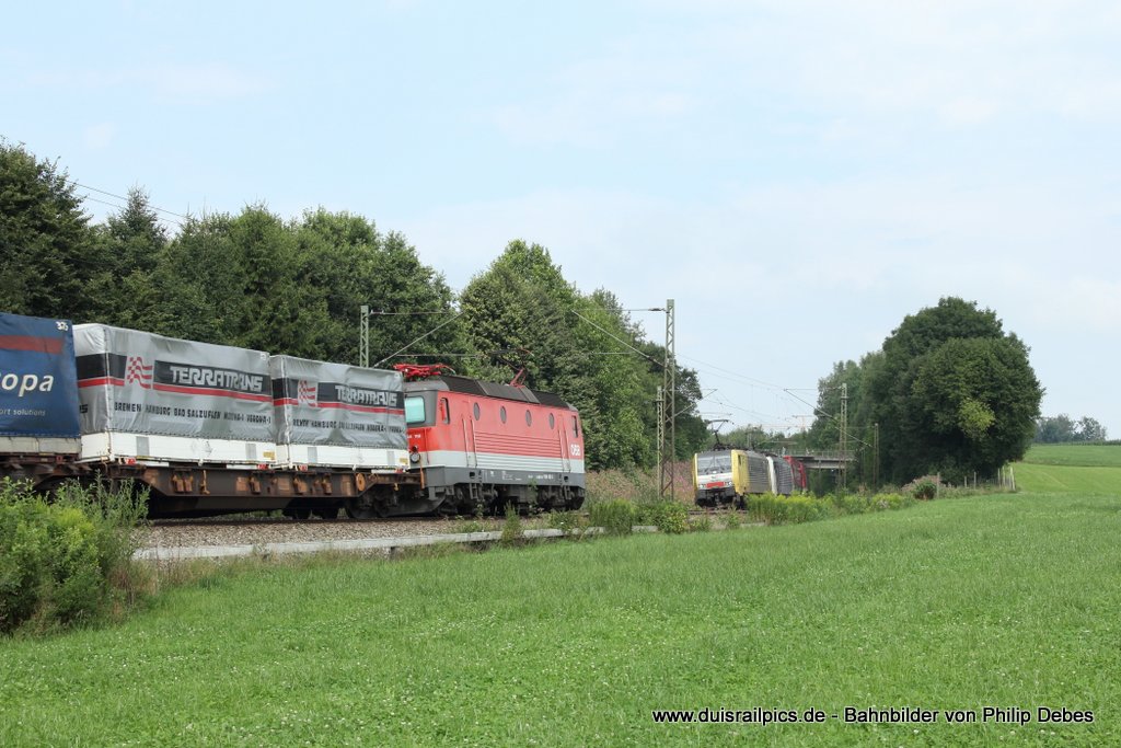 So kann es laufen: 189 903-8 (Lokomotion / Rail Traction Company) fhrt am 4. August 2012 um 11:12 Uhr zusammen mit einer weiteren 189er durch Ostermnchen, whrend sie von 1144 112 (BB) mit einem Gterzug zum perfektem Zeitpunkt zugefahren wird. Nachdem wir uns dann auf den Weg nach Hause machten, kamen natrlich noch drei Werbe 111er nahezu im Blockabstand, was solls...