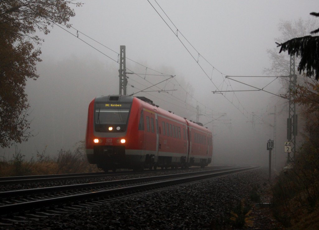 So kennt man den November. Bei  dicker Suppe  durchquert 612 168 am 09.11.09 als IRE 3090 von Dresden nach Nrnberg den Freiberger Stadtwald.