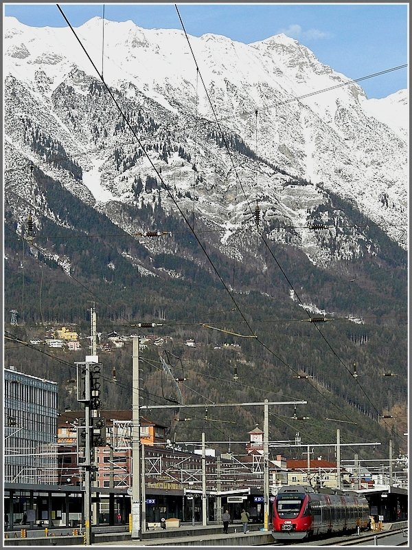 So klein sieht ein BB Talent in Innsbruck  aus vor der imposanten Kulisse der Nordkette, wo auerdem der Streckenverlauf der Hungerburgbahn gut zu erkennen ist. 22.12.09 (Jeanny)