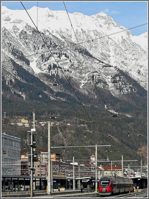 So klein sieht ein BB Talent in Innsbruck  aus vor der imposanten Kulisse der Nordkette, wo auerdem der Streckenverlauf der Hungerburgbahn gut zu erkennen ist. 22.12.09 (Jeanny)