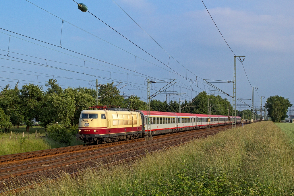 So langsam gewöhnt man sich an den Frankfurter 103er Umlauf. Am Abend des 10.6.2013 hat die 103 235 den IC 118 am Haken und befindet sich auf dem 3-gleisigen Abschnitt zwischen Langenfeld und LEV-Rheindorf