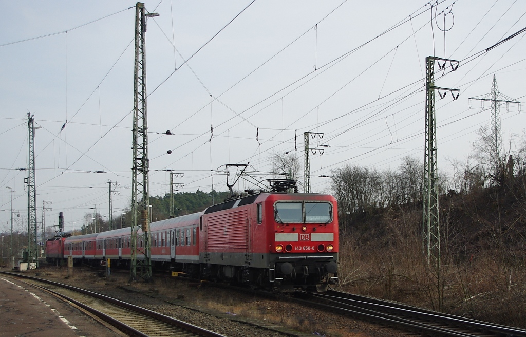 So langsam scheint sich das marode Wagenmaterial der DB gnzlich zu verabschieden... Fhrt der RE zwischen Kassel und Halle eigentlich mit Lok, 4 Wagen + Steuerwagen, so verkehrte dieser hier am 12.03.2011 (und auch schon die Woche zuvor) nur noch mit drei Wagen und zwei Loks. Die erste Klasse wurde komplett rausgekrzt. Macht nix, die Strecke/Verbindung ist aktuell ohnehin ausgeschrieben... Hier beim Verlassen des Bahnhofs Eichenberg in Richtung Kassel mit 143 650-0 (vorn) und 143 011-5 (hinten).