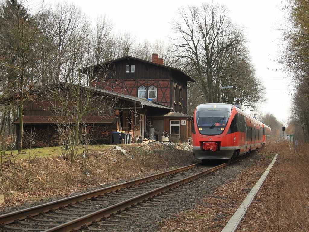 So langsam verschwindet die Sonne wieder - eigentlich ganz gut an dieser Stelle.
643 035 + 643 072 kommen frisch betankt als Lr92025 von Coesfeld zurck und durchfahren dabei den Haltepunkt Legden, um dann in einer halben Stunde in Gronau  schlafen zu gehen 
Legden, 12.03.2011