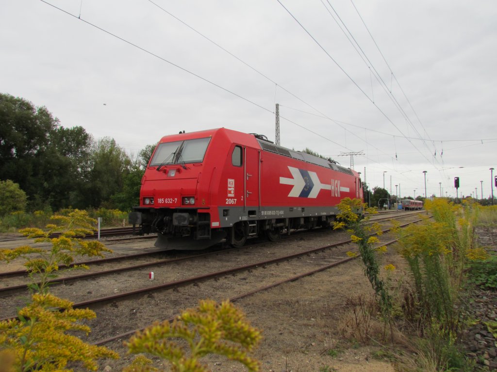 So langsam wird es grn auf dem ehemaligen Gterbahnhof von Schwerin . Am 01.09.2012 wartet 185 632 7 der HGK auf ihren nchsten  Einsatz .