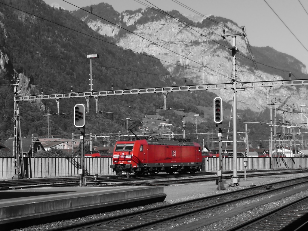 So leer sieht man Erstfeld selten, nur eine rote 185 bringt Farbe in den grauen Alltag. Erstfeld, 1.10.2011 