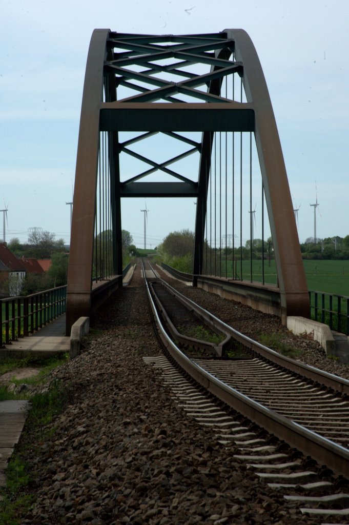 So mag sich die Saalebrcke bei Dehlitz  der nur noch zu Kohletransporten genutzen Strecke Richtung Merseburg dem Lokfhrer prsentieren. Der Fotograf stand einen Meter neben dem Gleis am 30.04.12 gegen 16:22 Uhr
