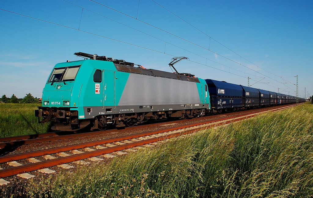 So nach all den Bildern aus den Museen, ein Alltagsbild mal wieder....am spten Samstagabend kommt die HGk 185 575-8 mit dem Proffener Kohlezug und der DE 761 im Schlepp nach Neuss ber die Kbs 495 bei Allerheiligen gefahren. 26.5.2012