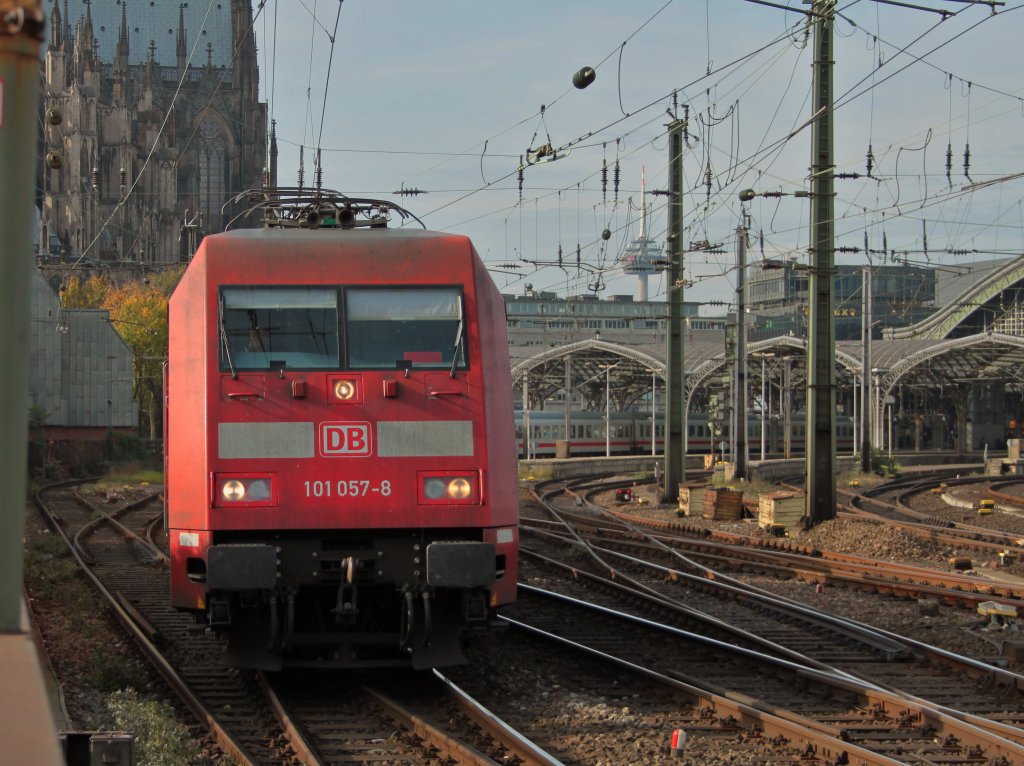 So nah kann man die Bahn in Kln zwischen Hbf und Hohenzollernbrcke erleben. Hier zieht 101 057-8 einen IC auf das Gleis neben dem berhmten Gelnder mit den Liebesschlssern, mit dem das Bahngelnde vom Fuweg ber die Brcke getrennt ist. 
