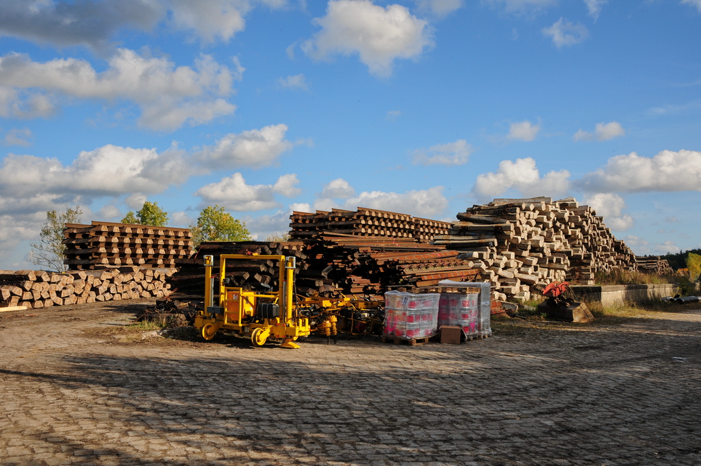 So prsentierte sich die ehemalige Ladestrae in Grabowhfe am 13.10.2012. Hier werden derzeit alle alten Schienen und Schwellen gelagert, bis sie auf Zge verladen werden, welche sie von hier aus abtransportieren. 