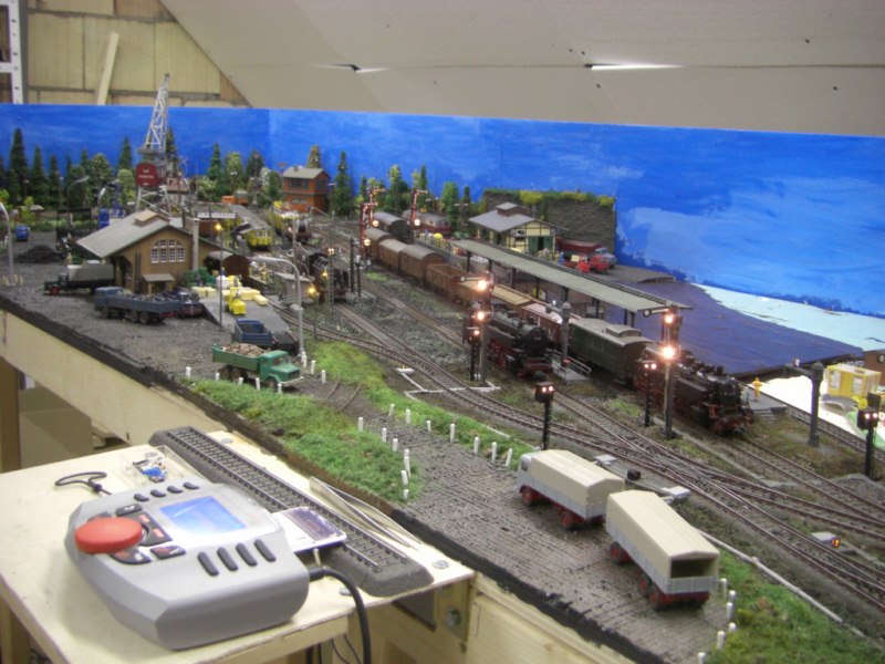 So Rckwand etwas heller blau gestrichen, und mal angefangen den Bereich fr den Bahnhof zu machen und zu grundieren.
Der Bahnhof befindet sich zur Zeit in der Ausstattungsphase frs Licht und die Preiserlein