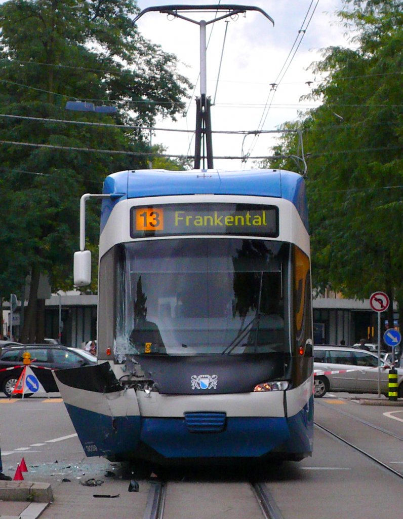 So sah der Cobra Be 5/6 3059 nach dem Unfall aus. Das Seitenteil wurde fr den Transport entfernt. Limmatstrasse 28.08.10