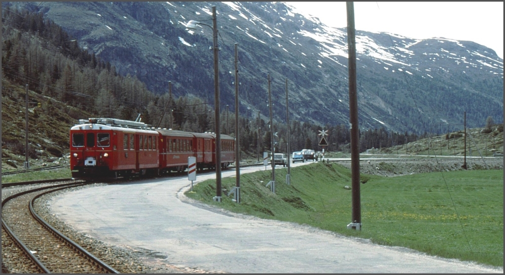 So sah es frher mal bei Bernina Suot aus, als die Bahn noch mehr Platz beanspruchte als die Strasse. (ca 1990)