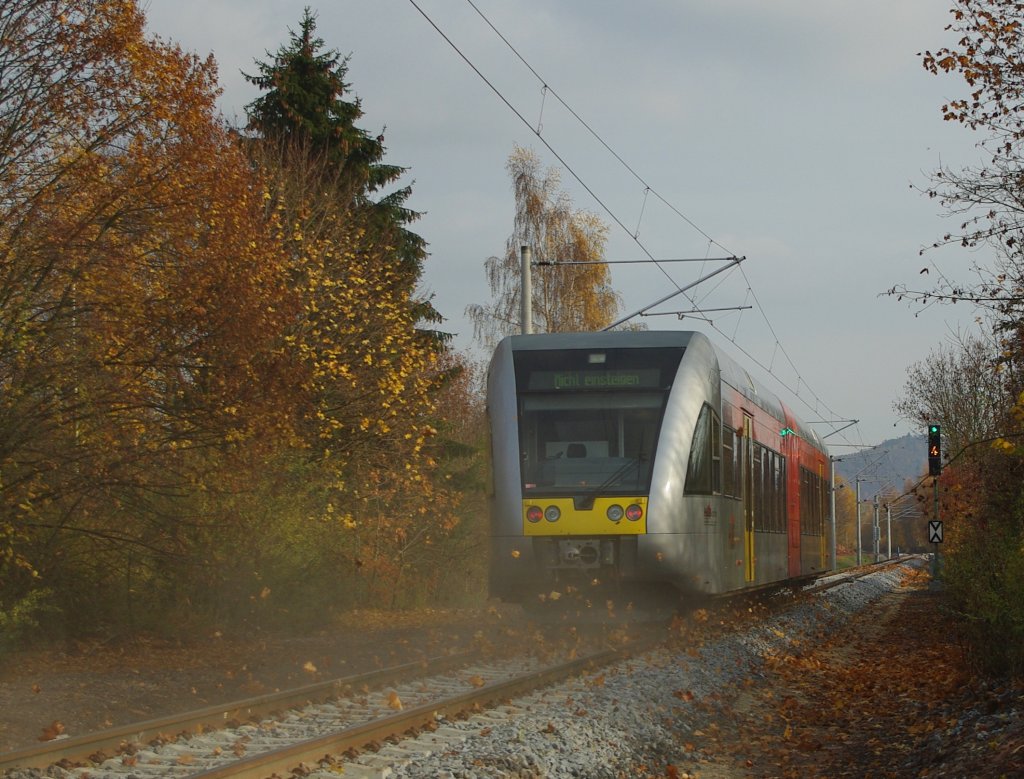 So schnell knnen 80 km/h sein... zumindest reicht es um ein Jahr alten Staub aufzuwirblen. GTW2/6 der HLB (946 403/903) hat gerade den neuen Bahnbergang in Eschwege passiert. Aufgenommen am 08.11.2009.