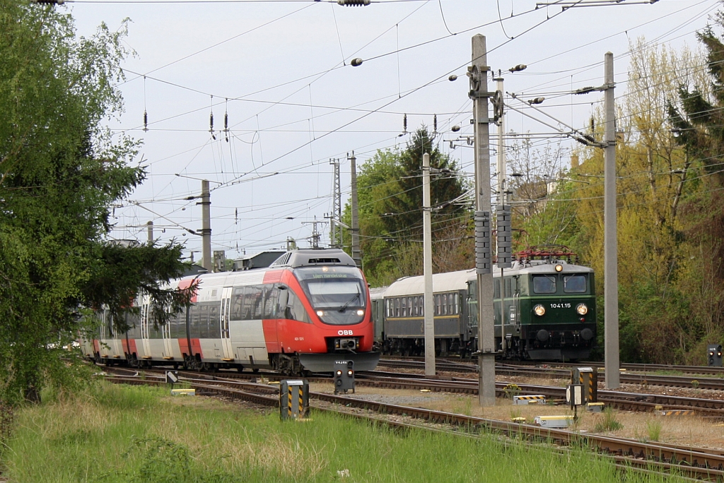 So schn Parallelfahrten auch sein mgen, erwnscht sind sie aber nicht immer. 1041.15 der  ARGE 1041  fhrt am 21.April 2012 mit dem Sonderzug nach Lednice aus Heiligenstadt aus und wird gleich vom 4024 verdeckt werden.
