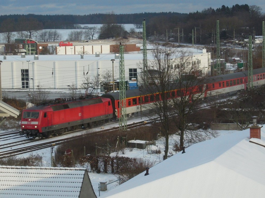 So sehe ich den EC 378 Binz-Brno bei der Einfahrt in den Bahnhof Bergen/Rgen aus meinem Zimmerfenster.Am 03.Januar 2009 war der EC mit der 120 156 bespannt.