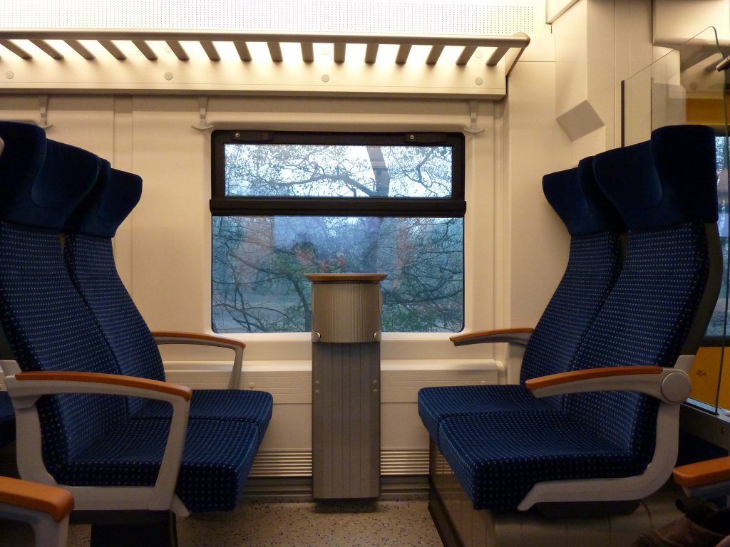 So sehen die Sitze in den neuen 440ern der NWB aus. Die Polsterung und die Kopfsttzen sind sehr bequem, dafr sind die Fenster wirklich klein.