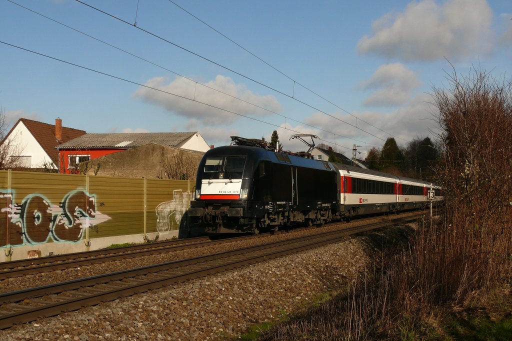 So sieht der Alltag vor EC 7 aus. Ein schwarzer Taurus vor schweizer InterCity Wagen. 3.2.13