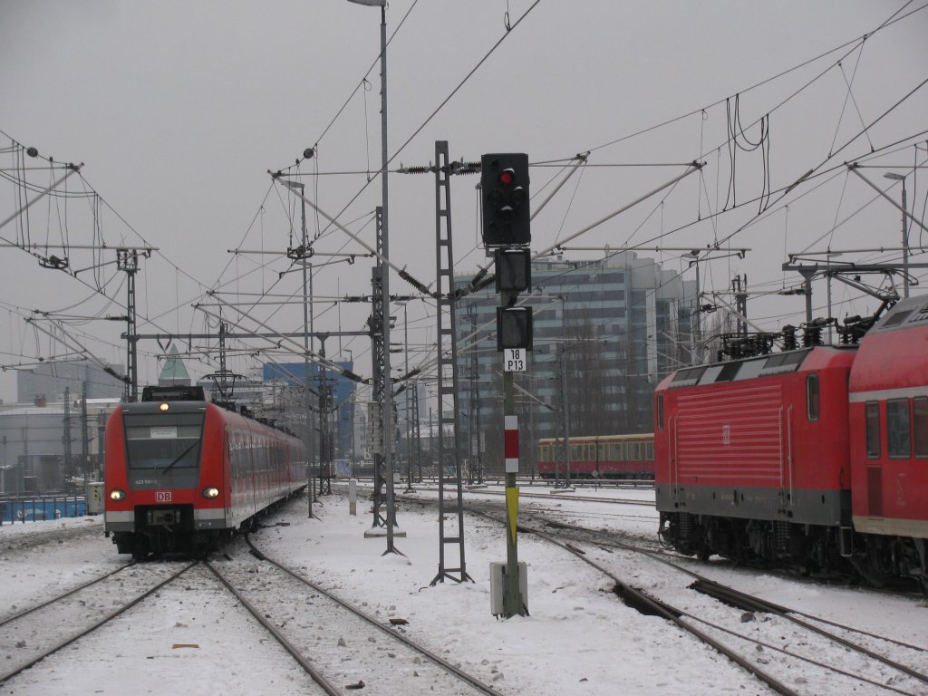 So sieht er aus der Nahverkehr in Berlin am 16.01. Von links nach rechts: S Bahn Ergnzungsverkehr mit 423 nach Potsdam Hbf, RE 2 mit 112 nach Rathenow und eine abgestellte S 3.