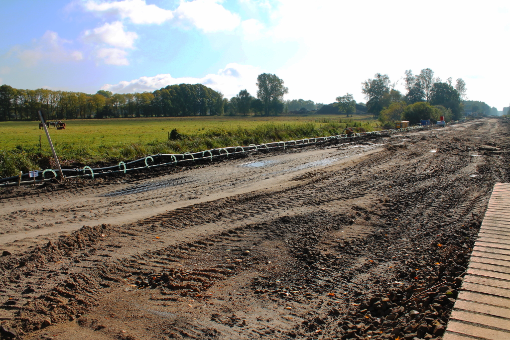 So sieht es am 07.10.2012 am Streckenkilometer 35,2 der Nordbahn in Nassenheide aus. Hier erinnert kaum noch etwas an Eisenbahn, zurzeit wird hier das Grundwasser abgesenkt. Spter sollen gerade in diesem Bereich noch bis zu 21 m lange Betonpfhle eingerammt werden, weil sich in grerer Tiefe Moorschichten befinden.