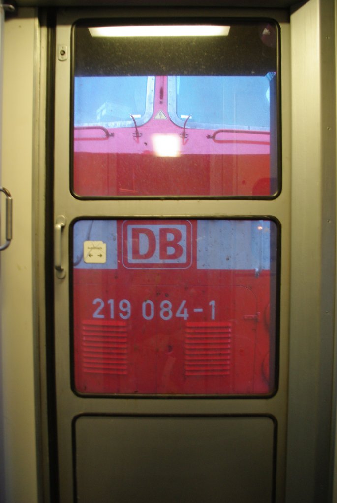 So sieht es aus, wenn der Zug, in dem man fhrt, von einem U-Boot geschoben bzw. gezogen wird. So aufgenommen auf der Adventssonderfahrt von Heiligenstadt nach Erfurt am 06.12.2009.