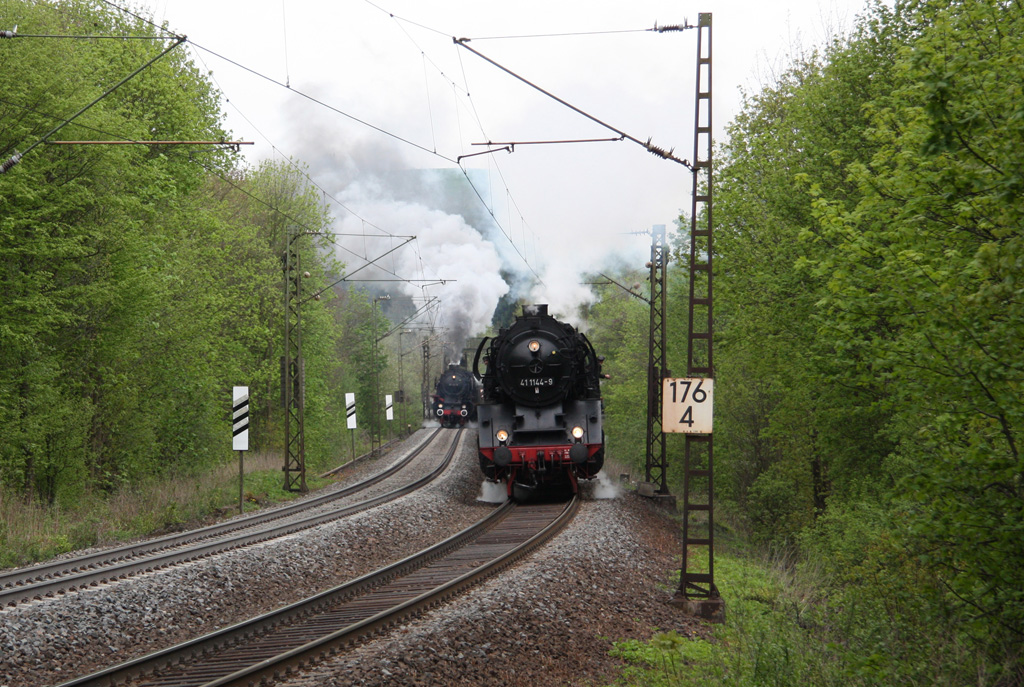 So sieht es aus, wenn man bei einer Parallelfahrt auf der falschen Seite steht. Der von 41 1144 gezogene Zug verdeckt im Moment der Vorbeifahrt den zweiten mit 01 1075 bespannten Zug vllig, auf der Cornberger Rampe am 01.05.2010. 