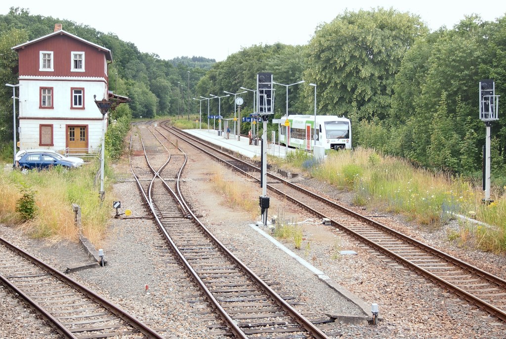 So sieht der Fahrdienstleiter in Loitsch-Hohenleuben die am Bahnsteig wartende Regionalbahn nach Zeulenroda. (Blick nach Sden am 4.7.13)