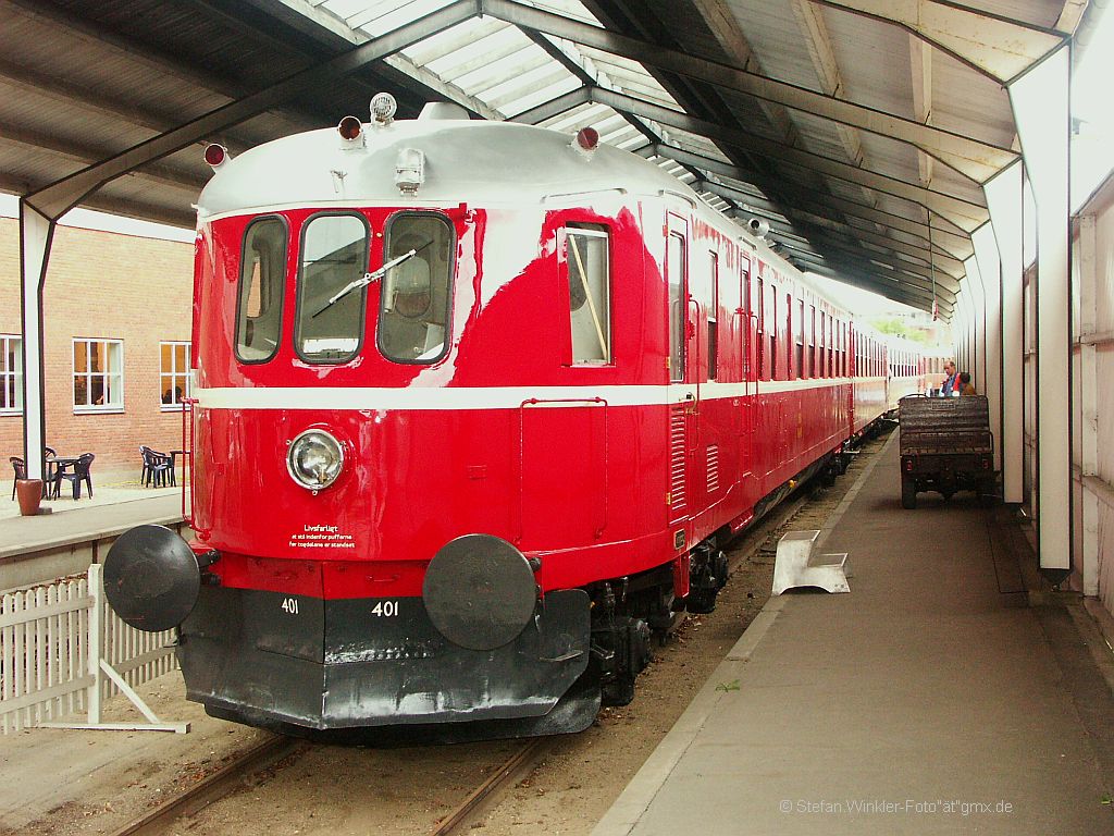 So sieht das neuest Schmuckstck in der dnischen historischen Bahnfahrzeuge-Landschaft aus: Der rote Blitzzug von 1935 stand mehr als 3 Jahrzehnte ausser Betrieb und war teils im Freien gestanden. Jetzt 2010 gelang die Restaurierung, sogar die originalen Frichs-Motoren konnten in tausenden Arbeitsstunden gerettet werden. Fahrzeug ist fahrbereit, man wartet auf die Zulassung, damit er auch behutsam mal ausserhalb des Museums vorgefhrt werden kann....