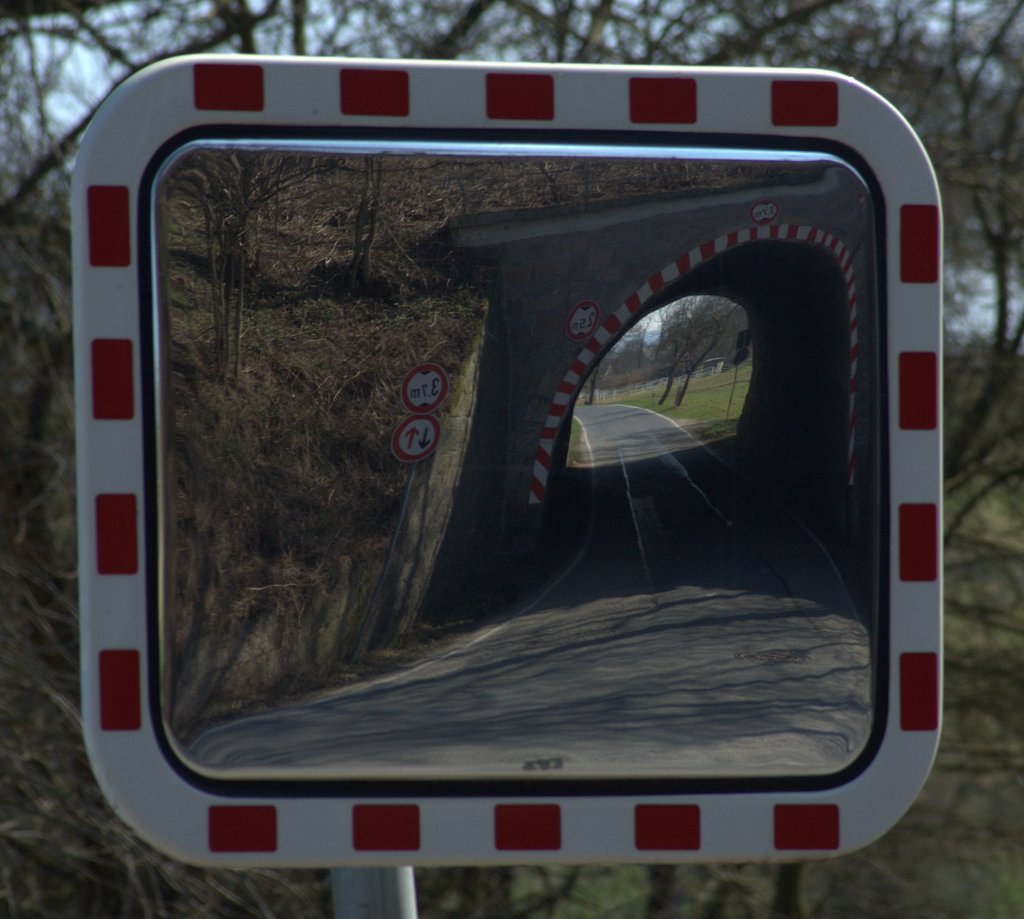 So sieht das Objektiv einer Kamera den Straentunnel, duch  den die K5013  die
Strecke Dresden-Berlin unterquert. 