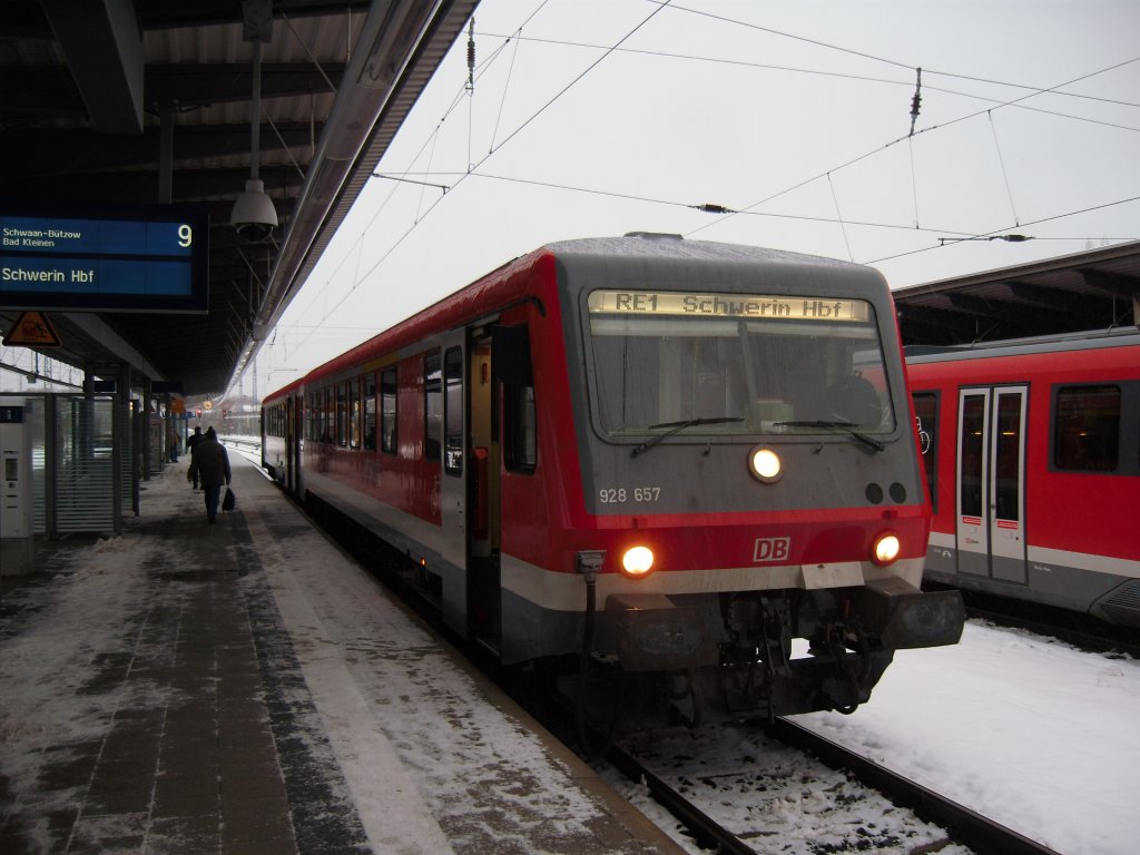 So sieht der Verstrkerzug RE 1 Rostock-Schwerin aus, der Mo-Do 15.35 ab Rostock fhrt. Sonst fahren ja BR 120 (manchmal auch 112) mit DoSto's als Hanseexpress.