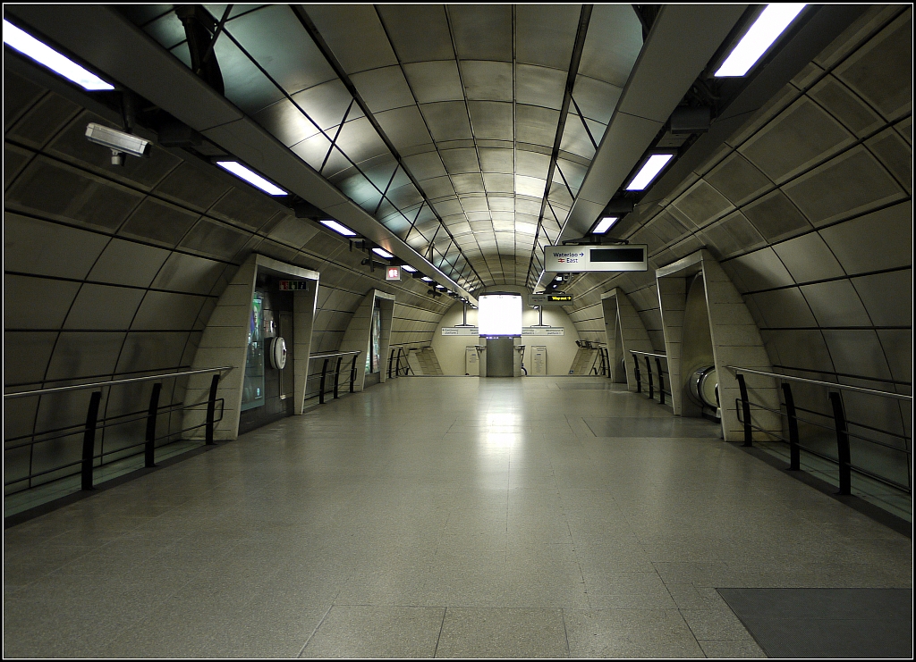 So verspielt manche der uralten Stationen im Londoner Untergrund gestaltet sind, so cool hat man die neuen Stationen im sdstlichen Abschnitt der Jubilee Line designt.  Southwark , 16.7.2013