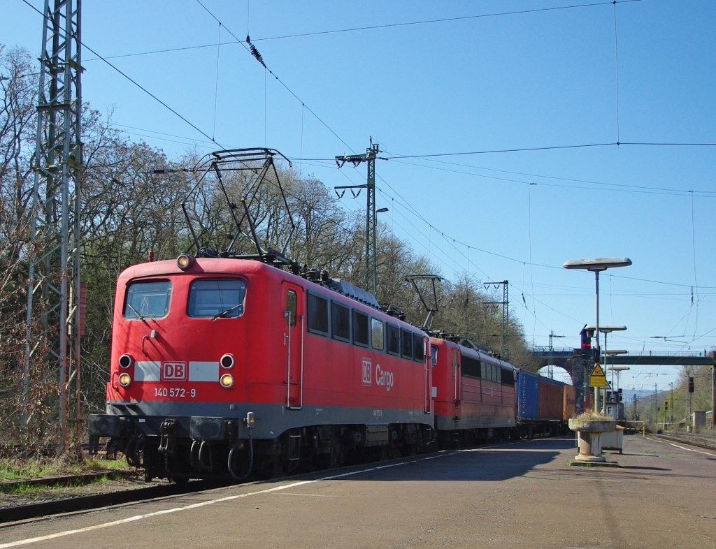 So viele Ksten. 140 572-9 mit 151 129-4 und Containerzug in Fahrtrichtung Norden durch Eichenberg. Aufgenommen am 17.04.2010.